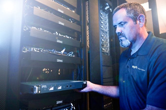 EPB de Chattanooga Field Services Technician JT Shankles installe la terminaison de réseau optique Nokia 25G PON (ONT).