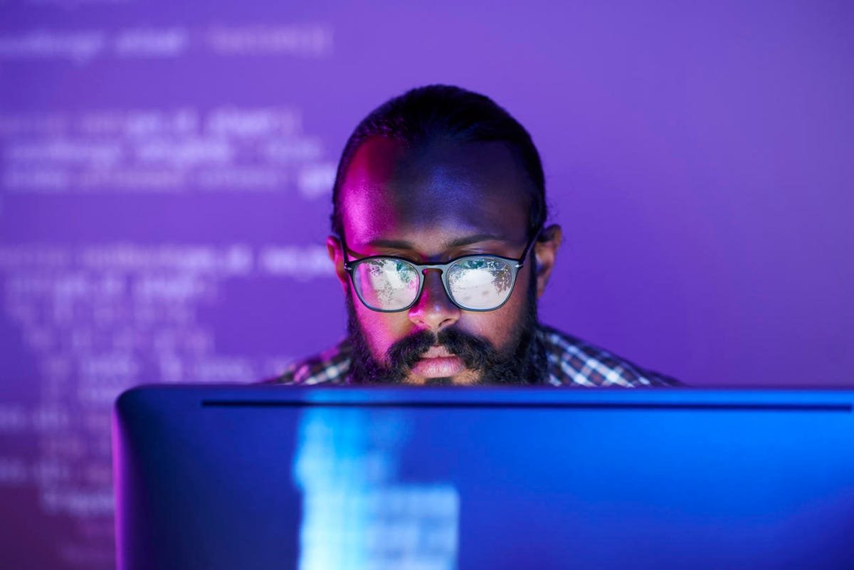 L'avenir du Web aura besoin d'un autre type de développeur de logiciels 1 Jeune programmeur sérieux à lunettes se concentrant sur le travail avec des données codées sur l'écran de l'ordinateur