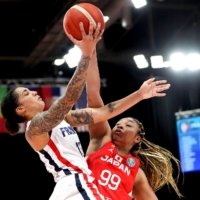 La Française Gabby Williams (à gauche) rivalise avec la Japonaise Monica Okoye pour le ballon lors de leur match du groupe B de la Coupe du monde de basket-ball féminin FIBA ​​à Sydney lundi.  |  AFP-JIJI