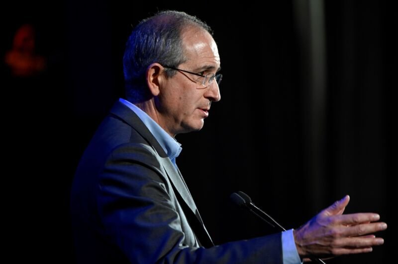Les actions de Comcast chutent alors que la société ne parvient pas à ajouter des utilisateurs Internet pour la première fois 1 Le PDG de Comcast, Brian Roberts, s'exprimant lors d'un événement.