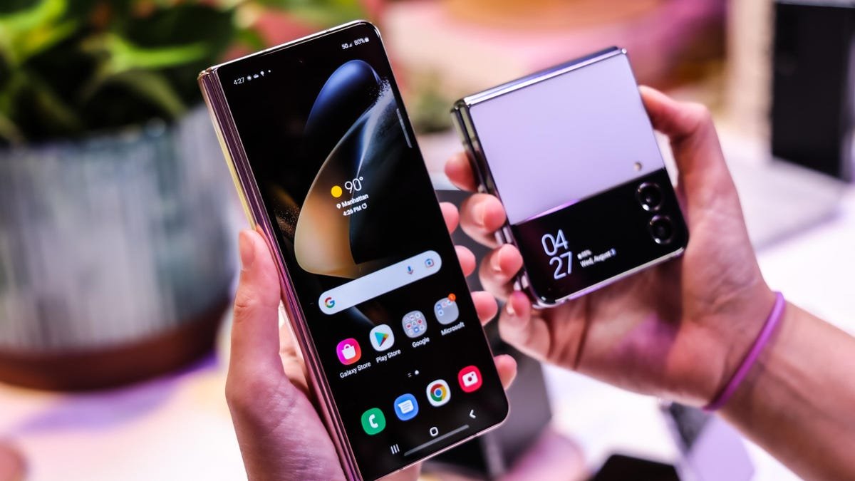 L'iPhone 14 Pro et le Galaxy Z Fold montrent comment les téléphones évoluent 1 Samsung Galaxy Z Fold 4 et Z Flip 4 tenus côte à côte