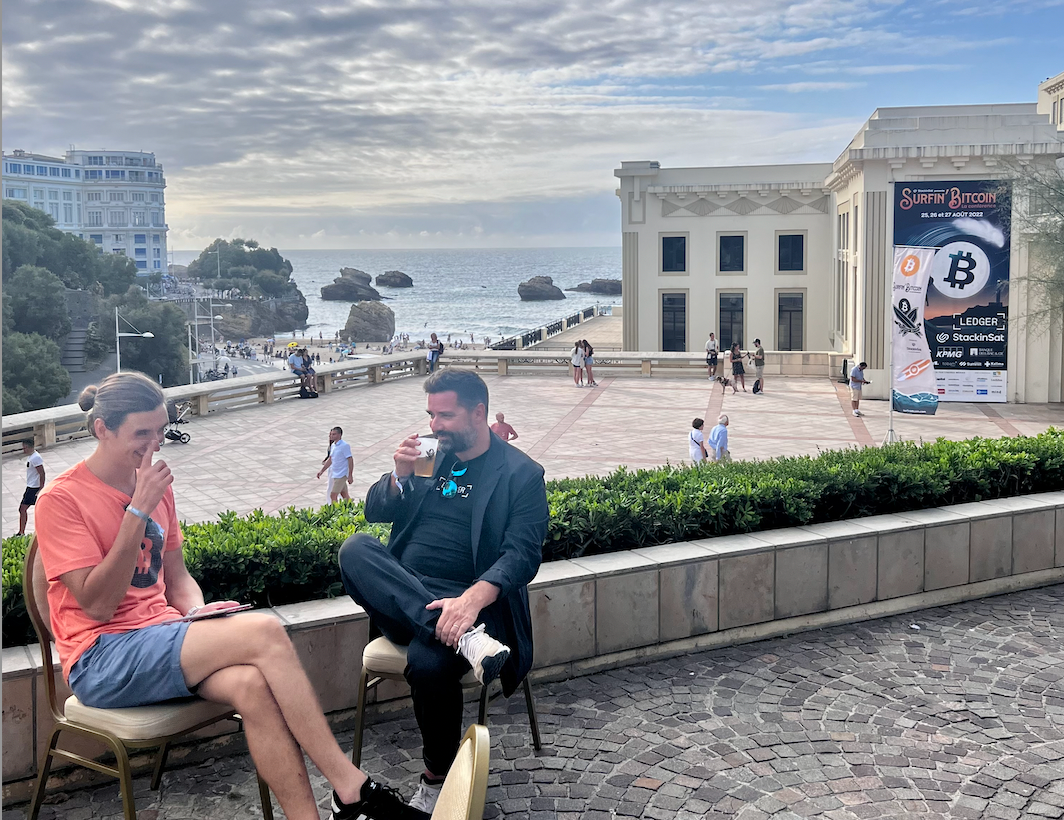 Ondulations de l’adoption de Bitcoin à la conférence Surfin Bitcoin de Biarritz en France