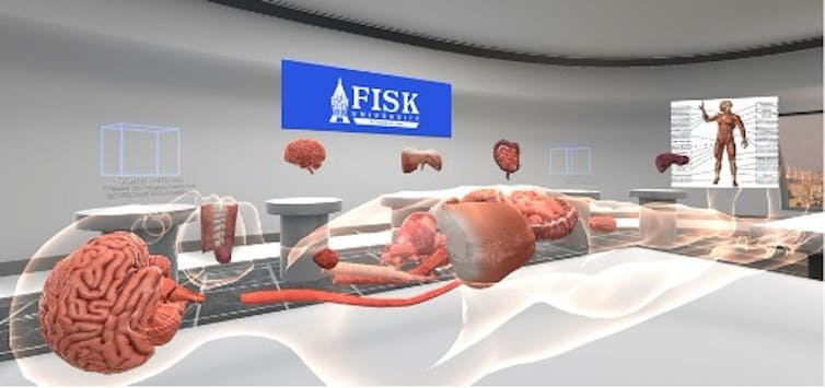 Un cadavre virtuel se trouve sur une table dans un laboratoire virtuel.