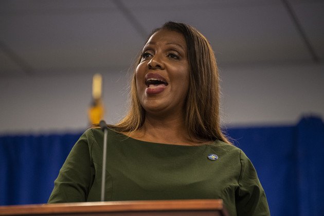 Le procureur général de New York, Letitia James, prend la parole lors d'une conférence de presse.