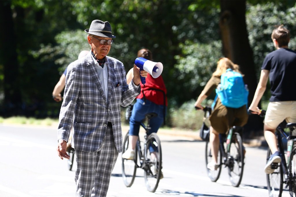 Jerome Dewald sur West Drive près de West 63rd Street avec le mégaphone qu'il utilise pour appeler les cyclistes en excès de vitesse 
