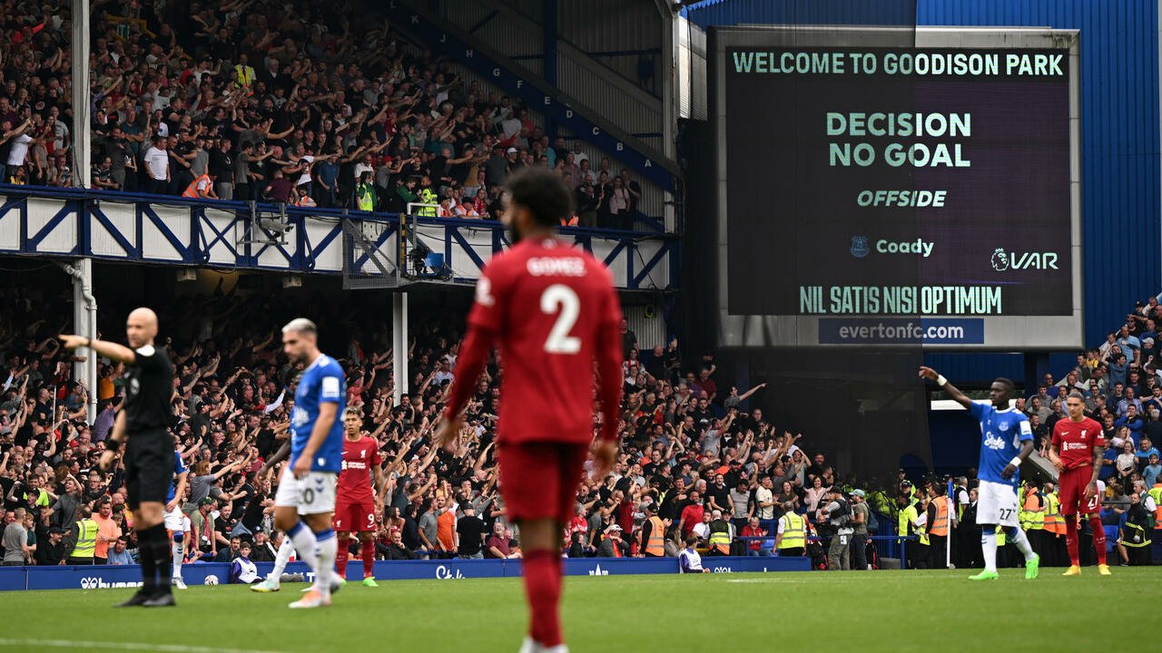 Une bouteille lancée sur Klopp alors que le derby du Merseyside se termine dans une impasse