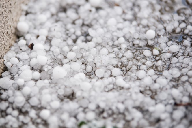 Voir: 10 cm de grêle recouvrent une ville du sud-est de la France, vague de froid en route
