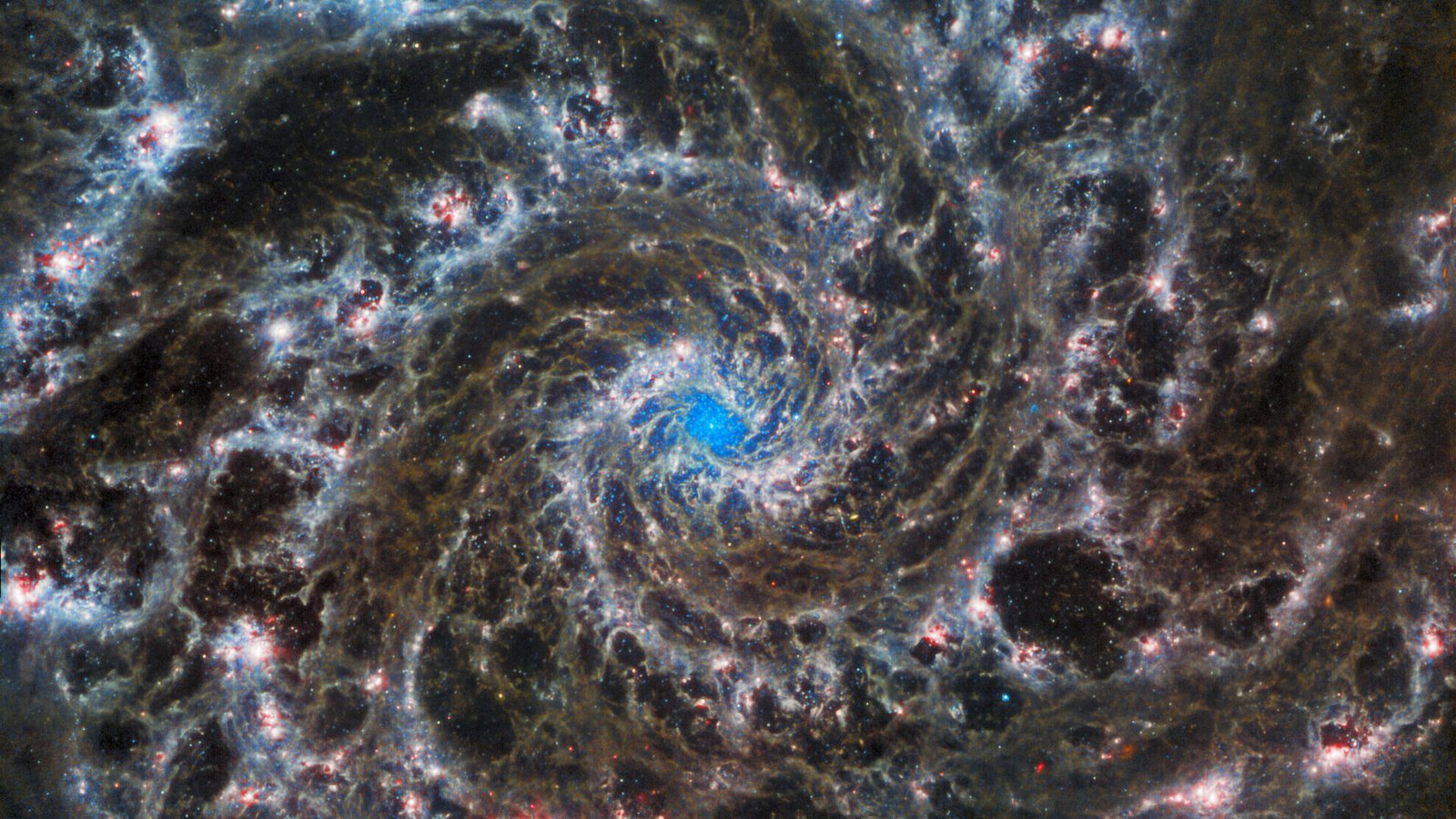 Webb inspecte le cœur de la galaxie fantôme