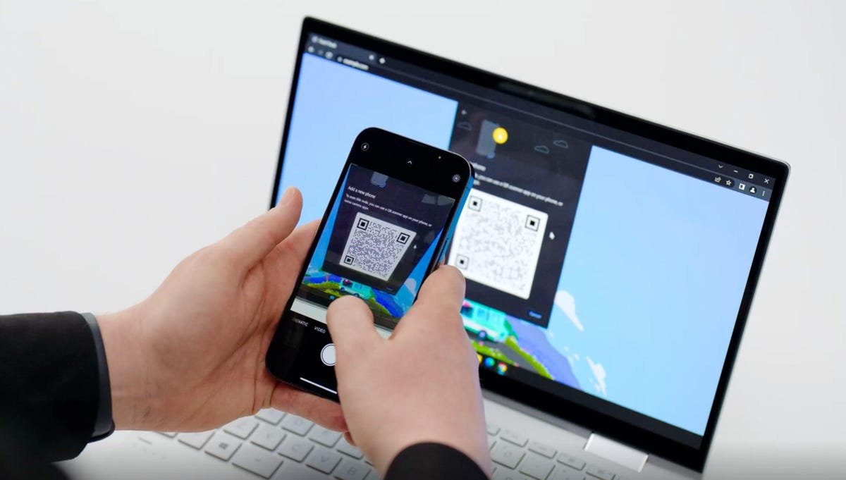 Passkeys Explained: Apple, Google et Microsoft ont enfin un moyen facile de vider les mots de passe 2 Une personne utilise un téléphone pour scanner un code QR afin d'activer la connexion par clé d'accès sur un ordinateur à proximité