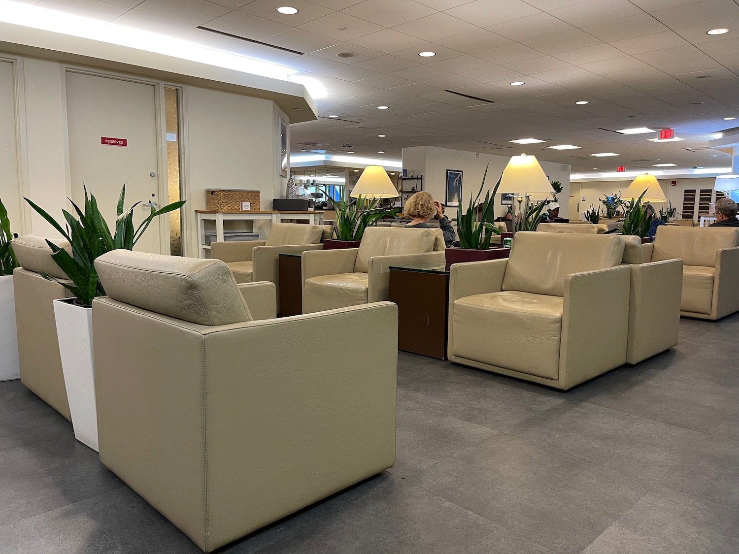1664966294 685 Bilan Air France Lounge Boston BOS Live and