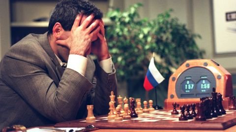Kasparov regarde l'échiquier avant son prochain coup au début du cinquième match contre l'ordinateur IBM
