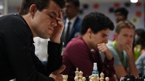 Carlsen réfléchit à un mouvement lors de son match de huitième manche contre l'équipe de Slovaquie lors de la 44e Olympiade d'échecs.