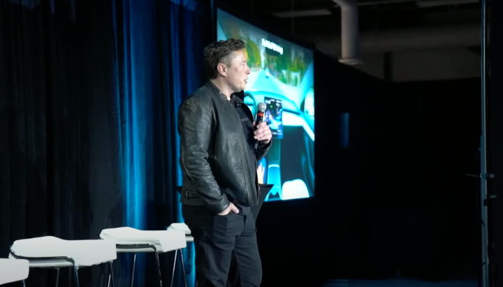 Elon Musk sur scène lors de la Tesla AI Day.