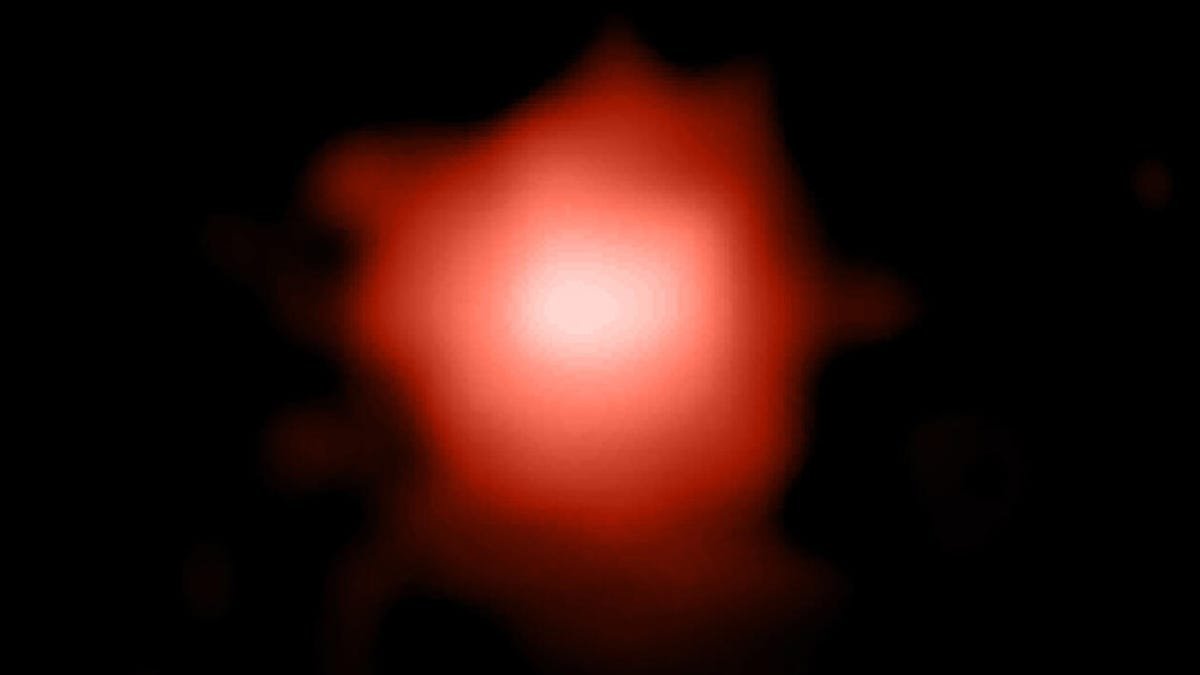 Une tache rouge amorphe contre le vide de l'espace