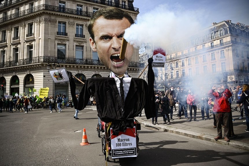 Une marionnette représentant le président français Emmanuel Macron