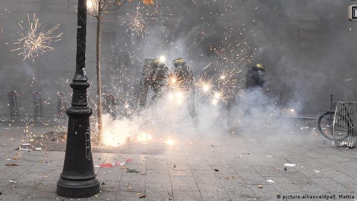 Des feux d'artifice lancés par des manifestants éclatent autour de la police à Paris Des feux d'artifice lancés par des manifestants éclatent autour de la police à Paris