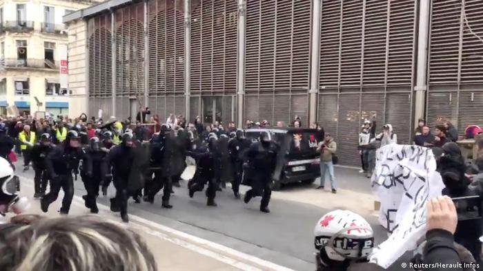 La police anti-émeute de Montpellier, en France, charge des manifestants La police anti-émeute de Montpellier, en France, charge des manifestants