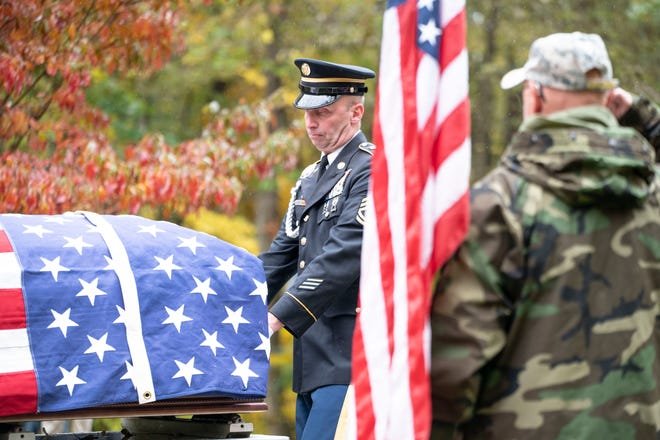 Les membres de la garde d'honneur portent le cercueil lors d'un service commémoratif pour le circuit de l'armée américaine. Lowell D. Smith au cimetière national de Fort Custer à Augusta le lundi 17 octobre 2022.
