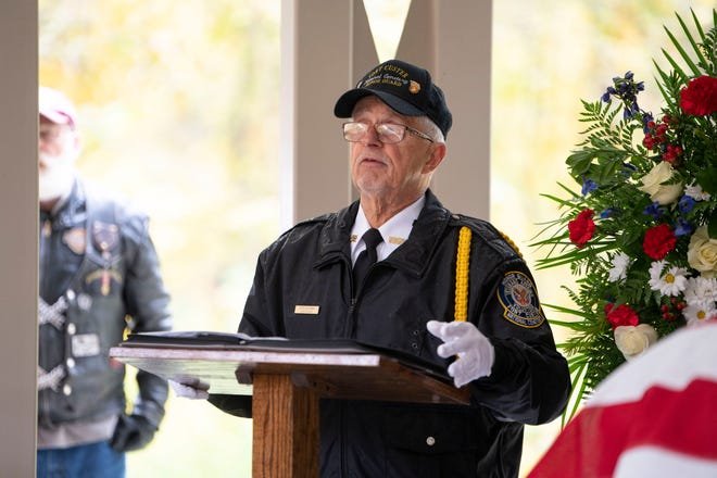 Don Kujawa, membre de la garde d'honneur de Fort Custer, s'adresse aux participants lors d'un service commémoratif pour le circuit de l'armée américaine. Lowell D. Smith au cimetière national de Fort Custer à Augusta le lundi 17 octobre 2022.