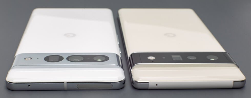 Le Pixel 7 Pro (à gauche) contre le Pixel 6 Pro (à droite). Le 6 Pro a une grande fenêtre mmWave en plastique blanc sur le bord supérieur, et le Pixel 7 Pro la réduit à une petite fenêtre arrondie de couleur assortie. C'est beaucoup moins une horreur.