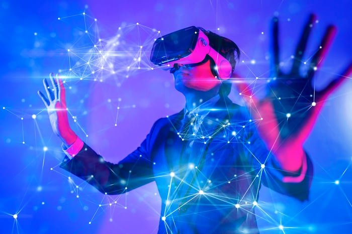Une personne portant un casque de réalité virtuelle.