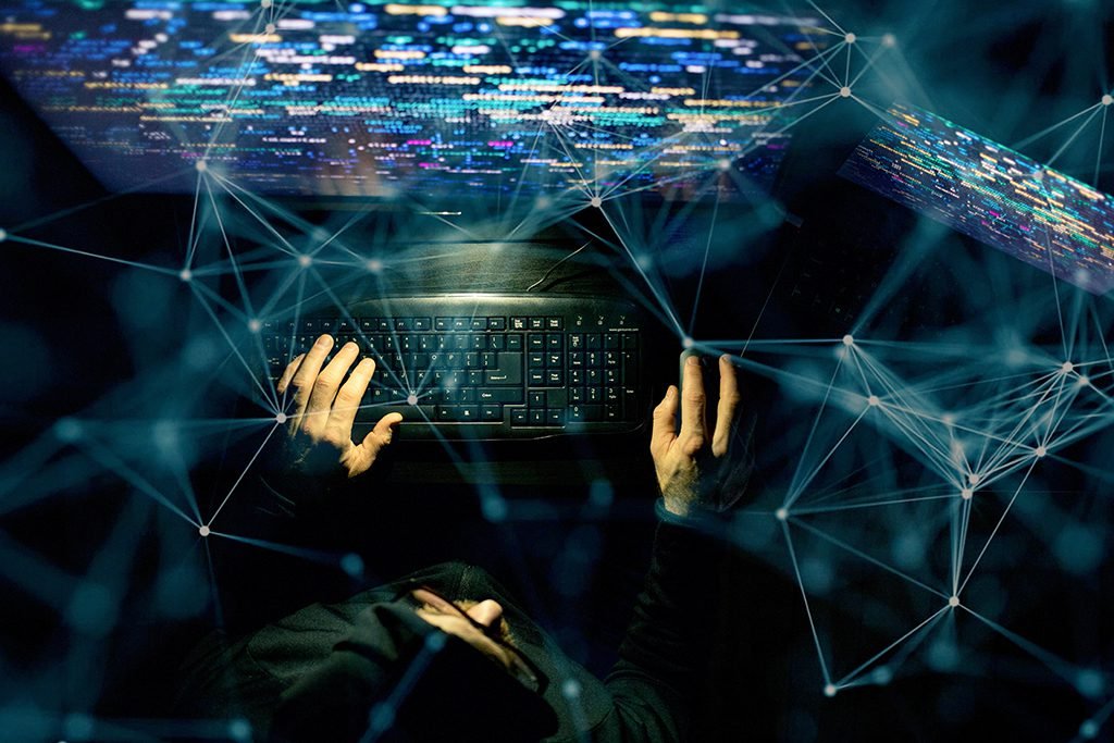 pirate informatique codant le concept de cybersécurité de nuit
