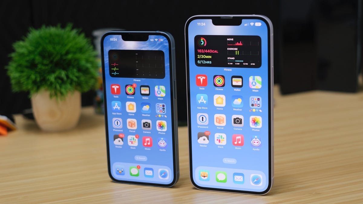 Apple iOS 16.0.3 arrive avec des corrections de bugs pour l'iPhone 14 1 iPhone 14 et iPhone14 Plus côte à côte.