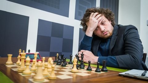 Niemann réfléchit à un mouvement lors de la Sinquefield Cup à Saint-Louis.