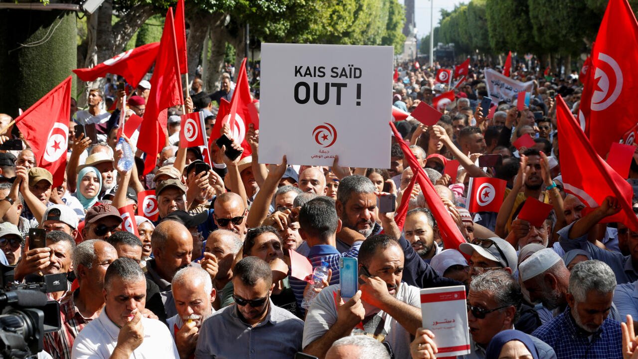 Des milliers de manifestants tunisiens demandent la destitution du président Saied après le « coup d’Etat »