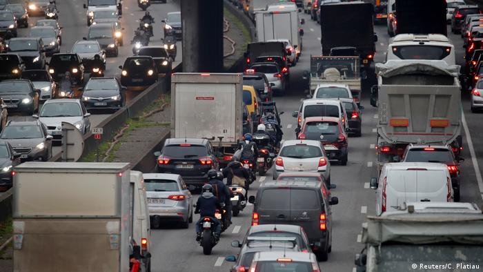 Le trafic aux heures de pointe remplit le périphérique parisien Le trafic aux heures de pointe remplit le périphérique parisien