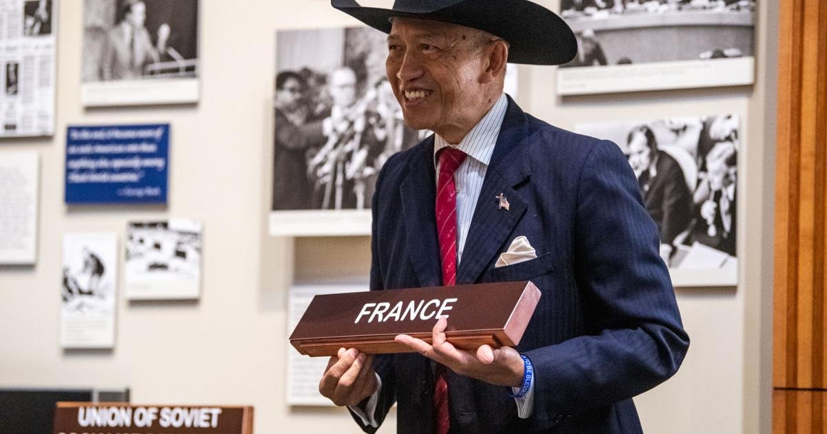L’ancien ambassadeur Siv ajoute une plaque française manquante à l’exposition de l’ONU à la Bush Library