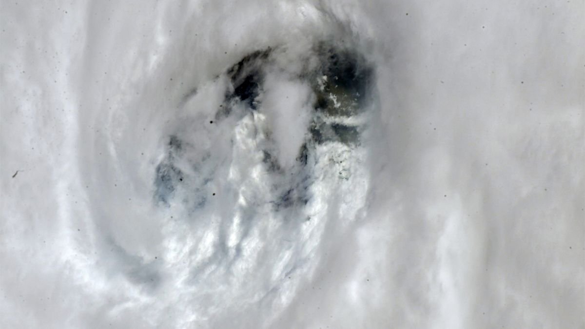 L’astronaute regarde dans l’œil de l’ouragan Ian depuis l’espace alors que la tempête s’affaiblit au-dessus de la Floride (photos)