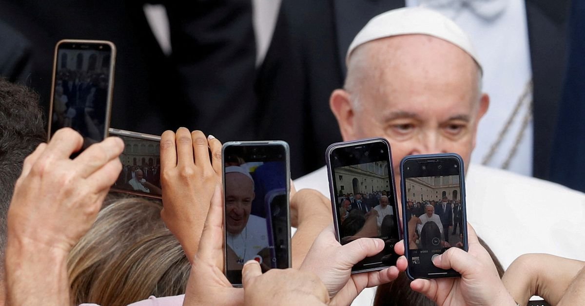 Le pape François, critique de téléphonie mobile, rencontre le chef d’Apple, Tim Cook