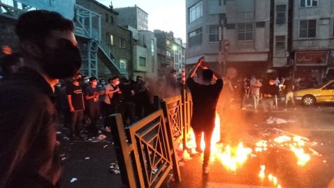 Des personnes allument un feu lors d'une manifestation contre la mort de Mahsa Amini à Téhéran le 21 septembre 2022.