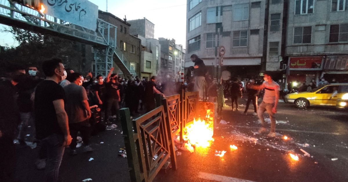 Les manifestations en Iran se propagent, le nombre de morts augmente alors qu’Internet est limité