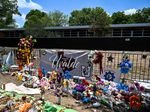 Les modules de sécurité pare-balles pour les écoles attirent la colère d'Internet. Un expert intervient 1 Des souvenirs décorent un mémorial de fortune aux victimes de la fusillade de masse à l'école élémentaire Robb à Uvalde, au Texas. Pour protéger les élèves des tireurs actifs et des conditions météorologiques extrêmes, National Safety Shelters vend des modules de sécurité pouvant accueillir une classe d'élèves à l'intérieur.