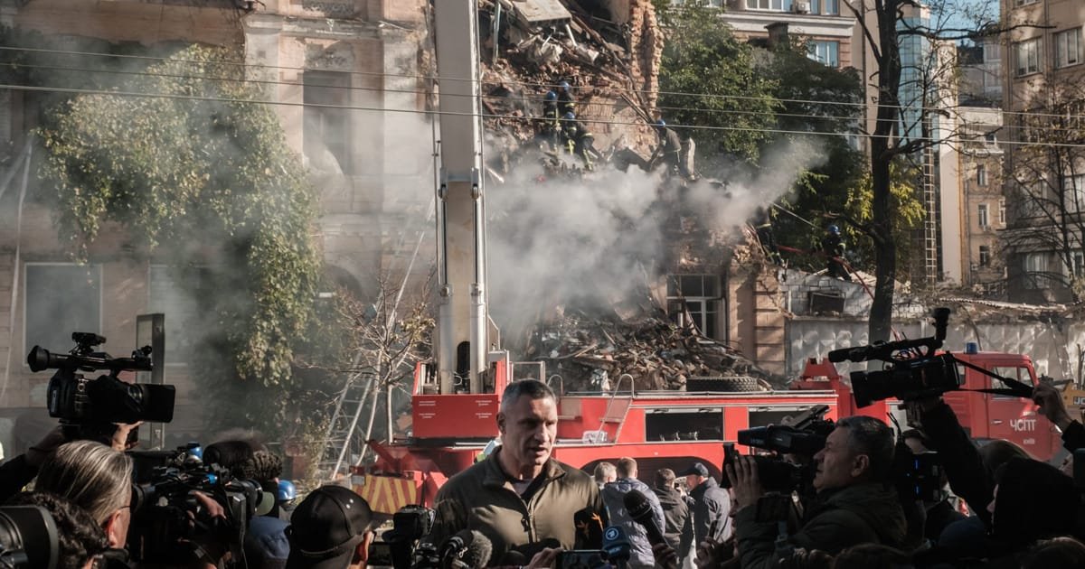Les tirs de missiles russes laissent 80% de Kyiv sans eau, selon le maire