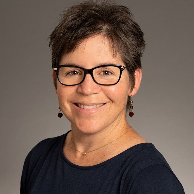 Shelley Lucas tir à la tête