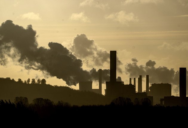 La vapeur s'élève d'une centrale électrique au charbon.