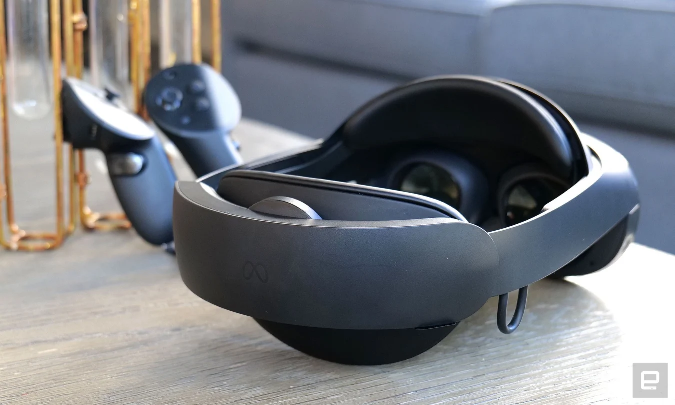 The back of the Quest Pro features a curved battery cell and a dial for easily adjusting the fit of the headset.