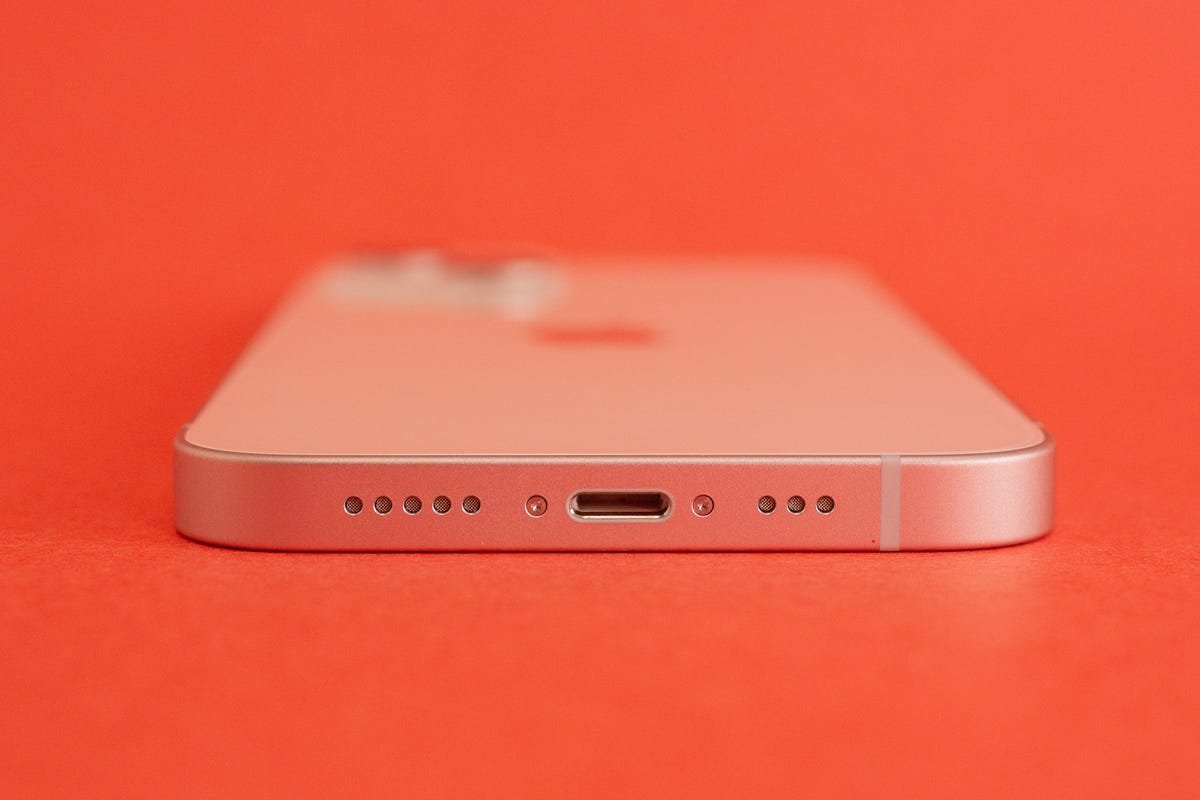 L'iPhone 13, regardant son port de charge Lightning