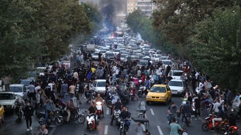 Une photo obtenue par l'AFP hors d'Iran le 21 septembre 2022 montre des manifestants iraniens dans les rues de Téhéran lors d'une manifestation pour Mahsa Amini, quelques jours après sa mort en garde à vue.