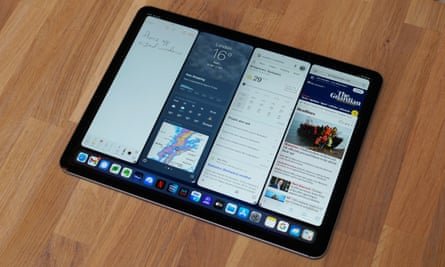 Quatre applications redimensionnées avec Stage Manager à la taille d'un iPhone sur un iPad Pro.