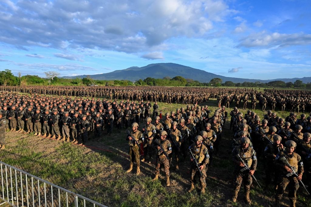 Des soldats écoutent le président salvadorien Nayib Bukele s'adresser à eux près d'une caserne militaire à la périphérie de San Juan Opico, à l'ouest de San Salvador, le 23 novembre 2022. (Marvin RecinosAFP/Getty Images)