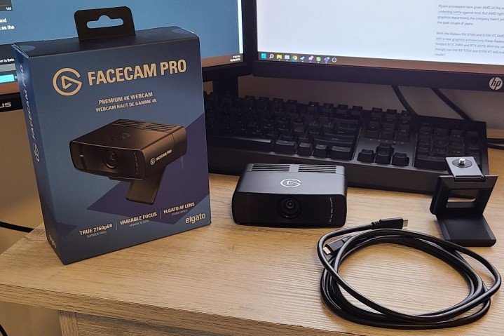 L'emballage et le contenu d'Elgato Facecam Pro.