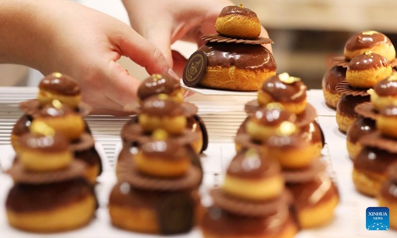 Des pâtisseries au chocolat sont exposées au 27e Salon du Chocolat à l'Expo de Versailles à Paris, France, le 31 octobre 2022. Le 27e Salon du Chocolat s'est tenu du 28 octobre au 1er novembre. (Photo : Xinhua)