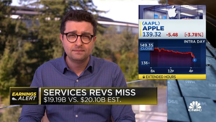 Apple bat en haut et en bas, l'iPhone et les services manquent