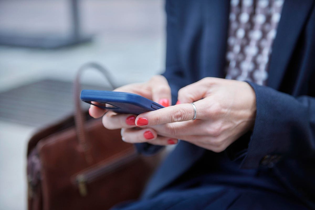 Comment activer Localiser mon appareil sur votre téléphone Android (et pourquoi vous devriez) 1 Une femme envoie des SMS sur Android.