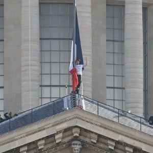 Des militants pour le climat manifestent depuis le toit du Panthéon à Paris