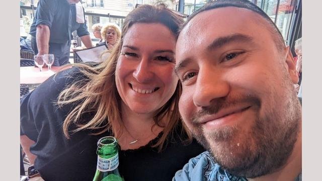 La secrétaire Sonia Backs avec son frère en avril 2022. Avec l'aimable autorisation du frère de la secrétaire Backss.